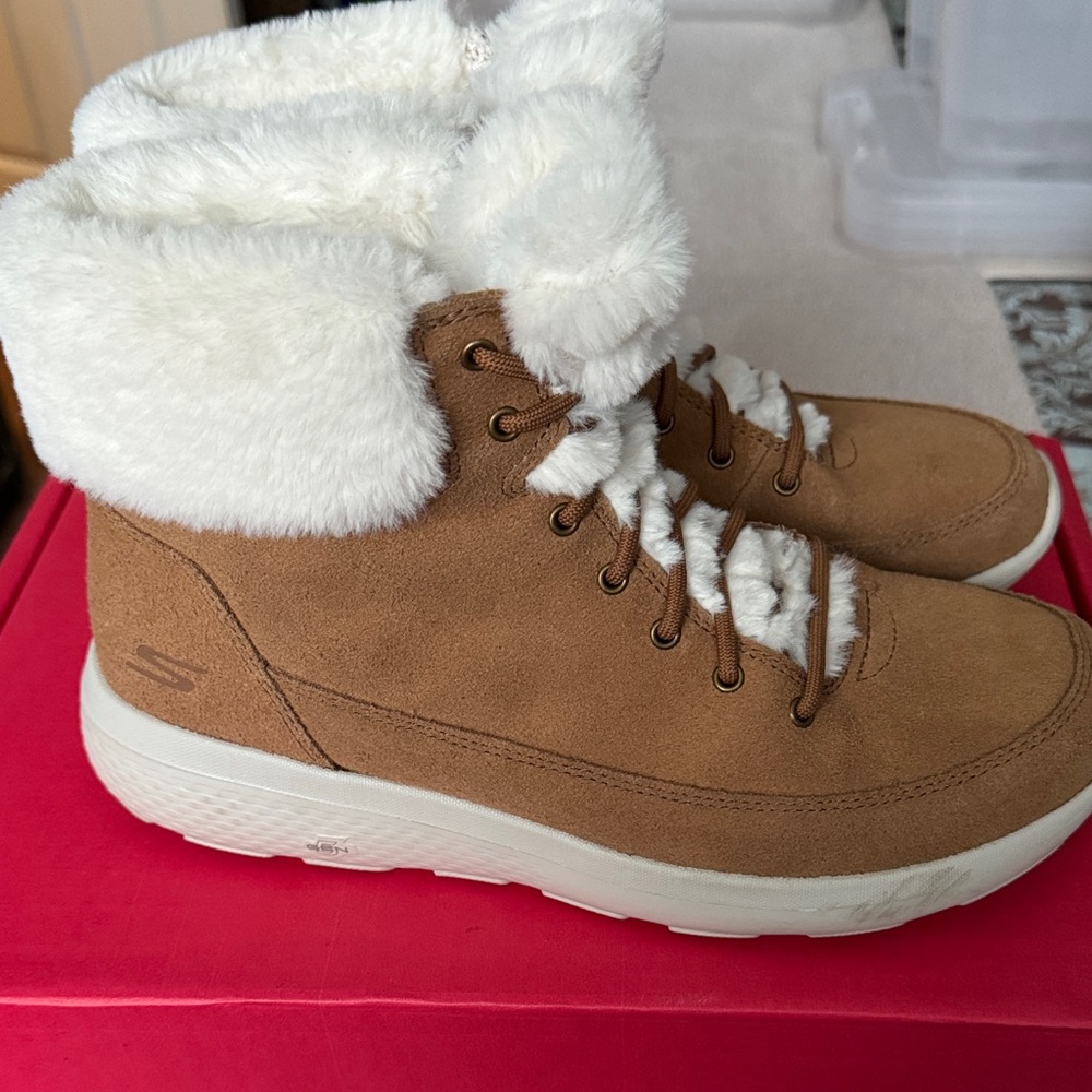 Skechers Women's Brown and Cream Winter Boots